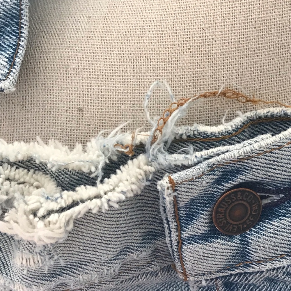 VINTAGE LEVI’S DISTRESSED DENIM JACKET FROM THE LATE 80s EARLY 90s - Picture 9 of 12